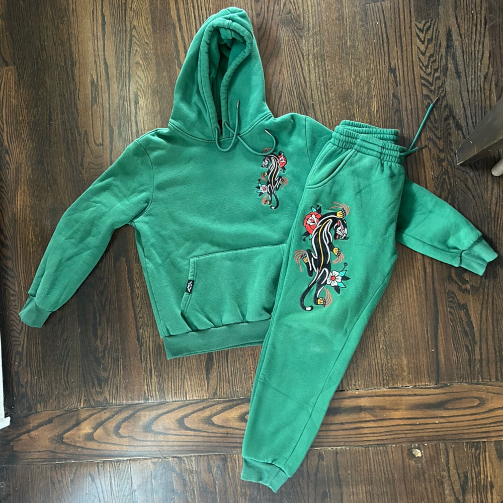 Indestructible Mfg Green Embroidered Set-small